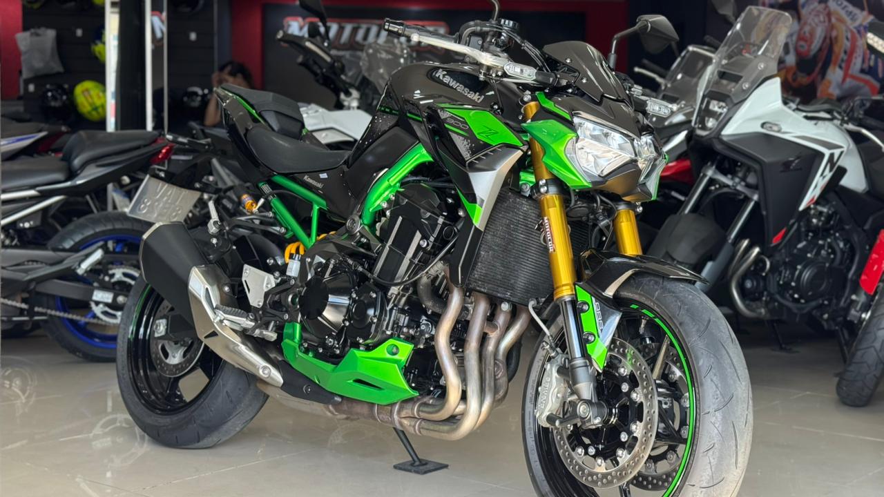 Kawasaki Z900 R Edition 2025 — vista lateral
